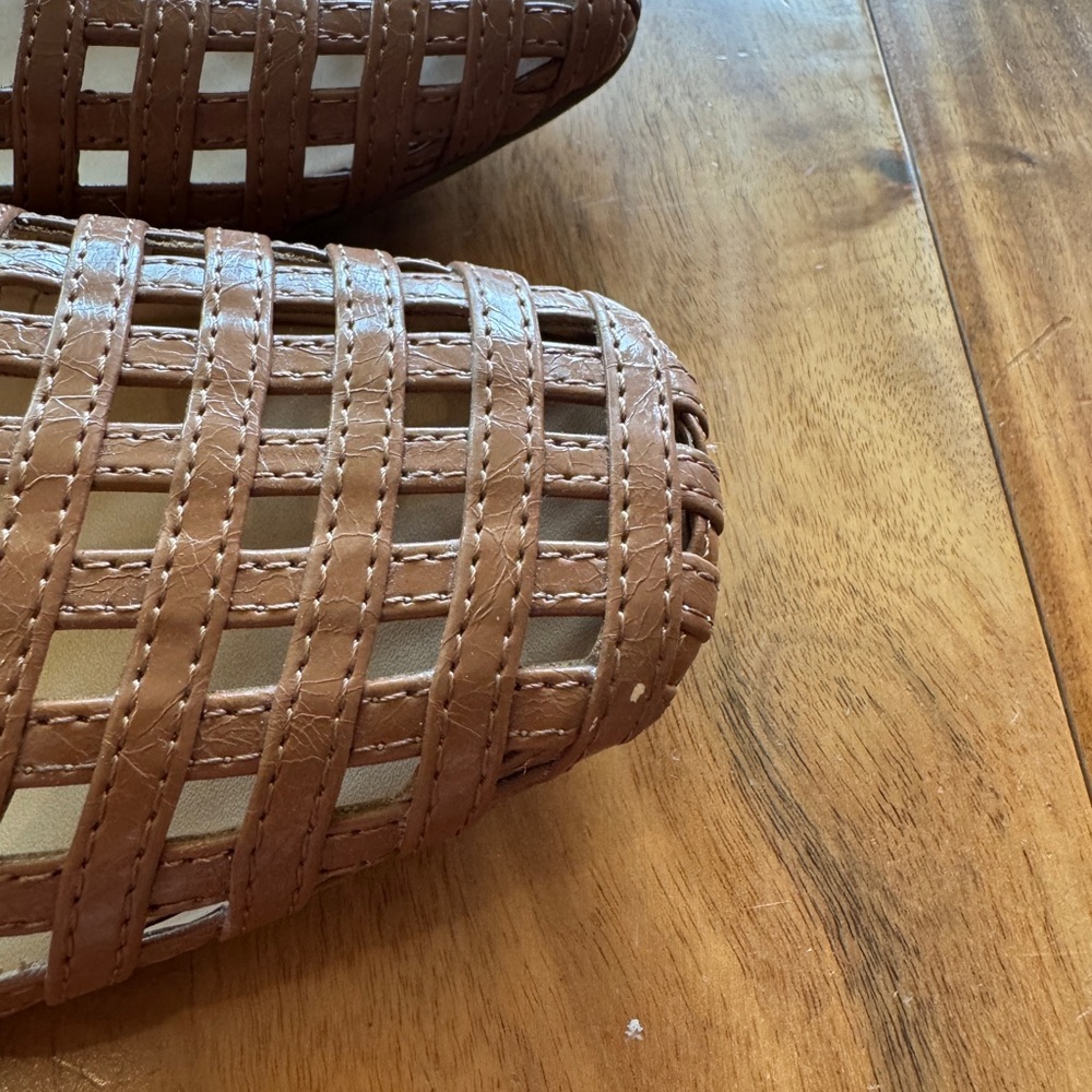 Dolce Vita Rains T-Strap Flat (Women). Good condition size 6 - Picture 5 of 7